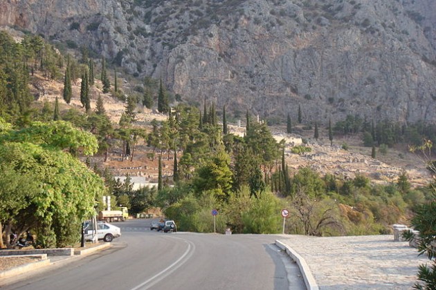 640px-Delphi_from_the_road